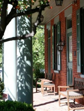 Гостиница Bird-in-Hand Village Inn & Suites  Берд Ин Ханд